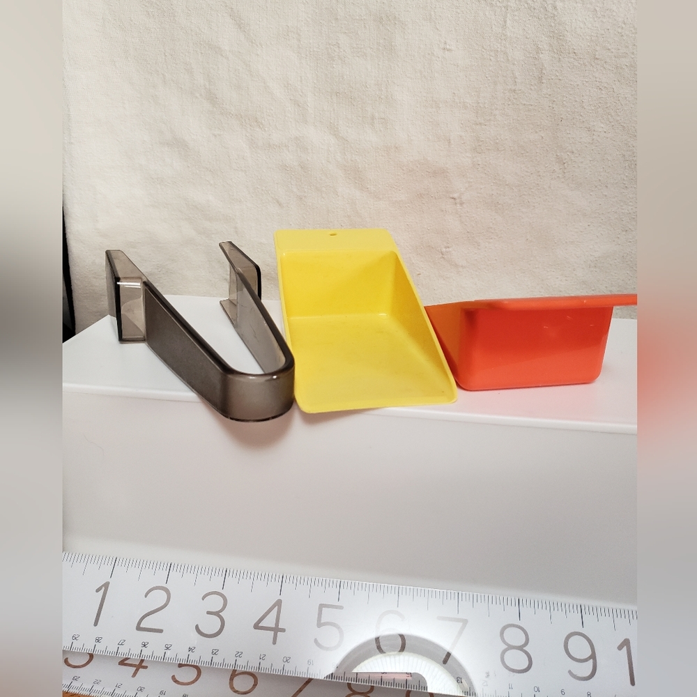 Set of 3 tupperware accessories.  2 scoops and one ice tongs.